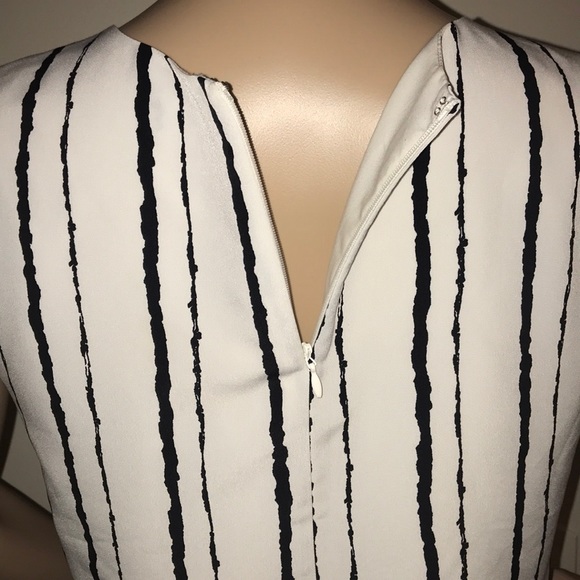Vince Camuto sleeveless blouse striped medium - Picture 8 of 8